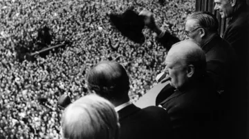 Churchill slaví konec války