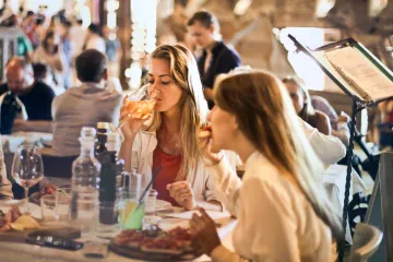 Velká část celiaků nemůže jíst „venku“. Obávají se, že jídlo bude obsahovat lepek, nebo se za svou dietu stydí