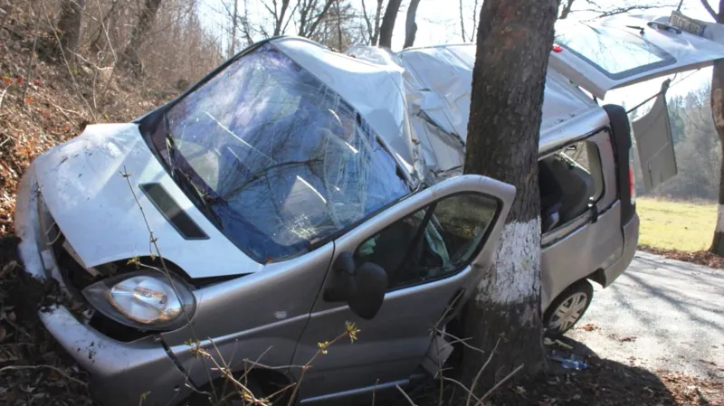 Muž pod vlivem alkoholu zavinil smrtelnou autonehodu, zemřela při ní jeho manželka a syn