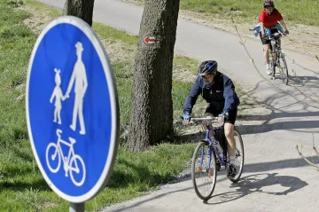 Sdílená kola se do Ostravy vrátí v polovině dubna. Kromě růžových budou jezdit i modrá
