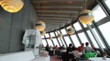 Interiér restaurace na vysílači Ještěd