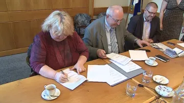 Podpis dohody o smíru mezi Ladnou a Břeclaví