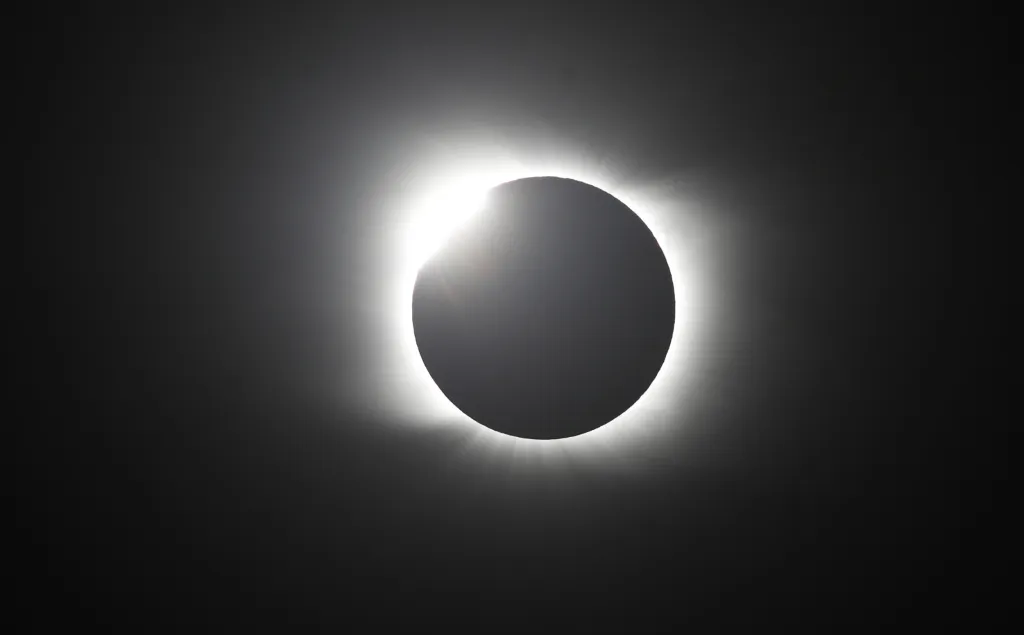 Lidé sledovali úplné zatmění Slunce 14. prosince 2020 v Piedra del Aguila v Argentině