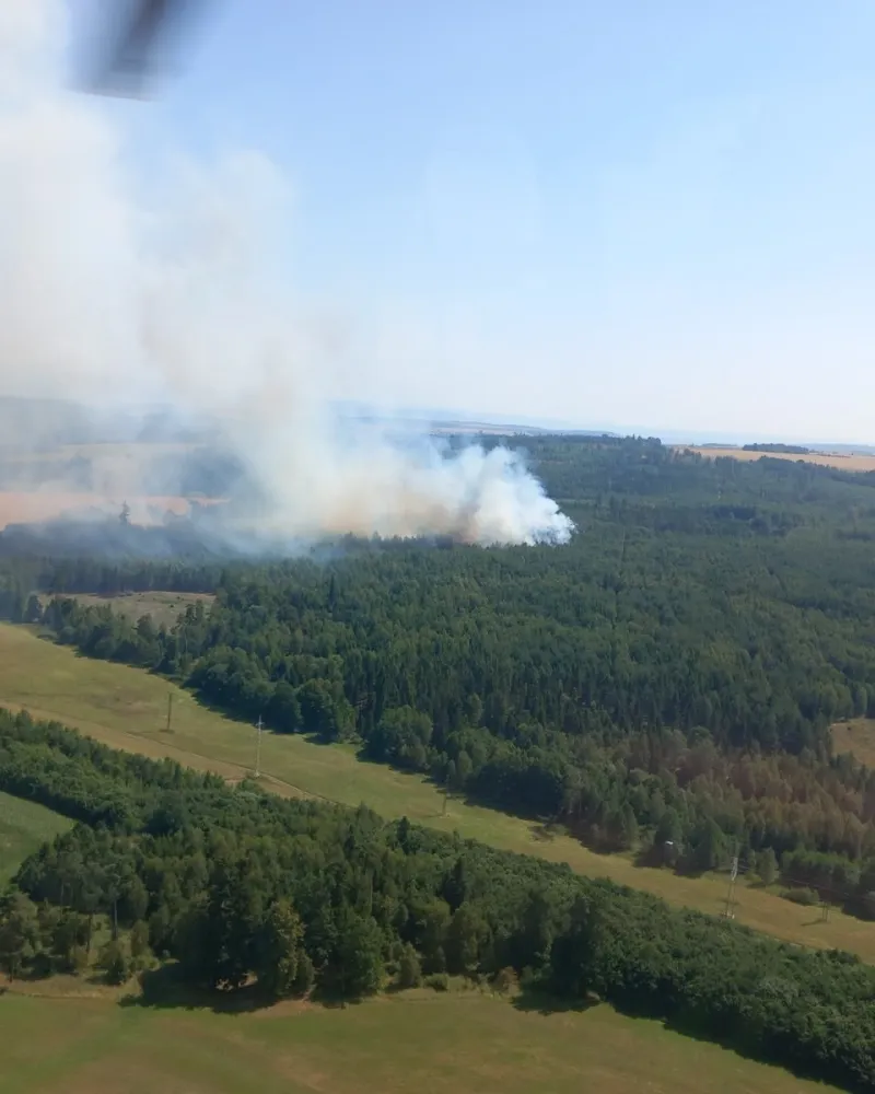 Na Opavsku hoří les, na místě působily i vrtulníky s bambivakem