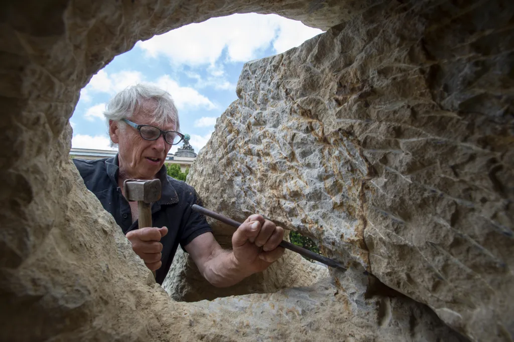 Nábřeží sochařů - výstava děl sochařů ze sympozia v Hořicích je k vidění na náměstí Svobody v Hradci Králové
