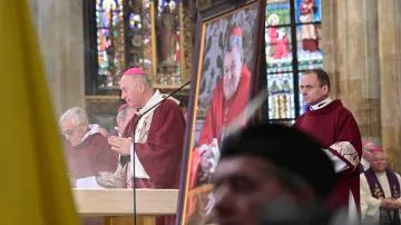 Pražský arcibiskup Jan Graubner slouží pohřební mši za kardinála a bývalého pražského arcibiskupa Dominika Duku
