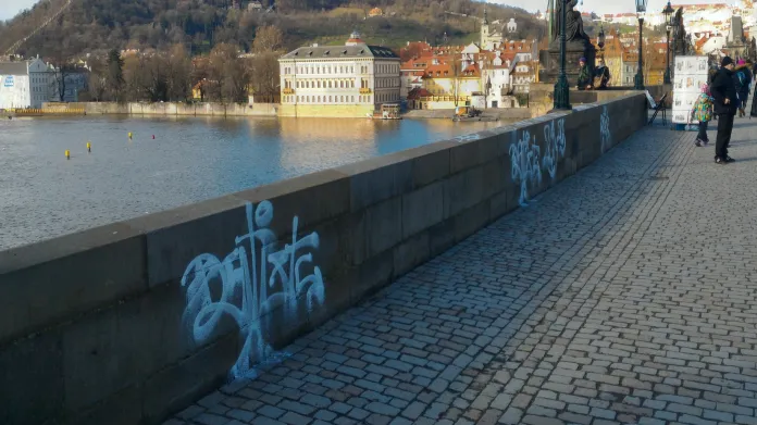 Karlův most posprejoval vandal
