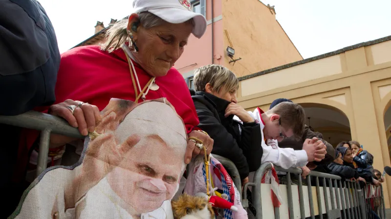 Setkání Františka a Benedikta přilákalo věřící