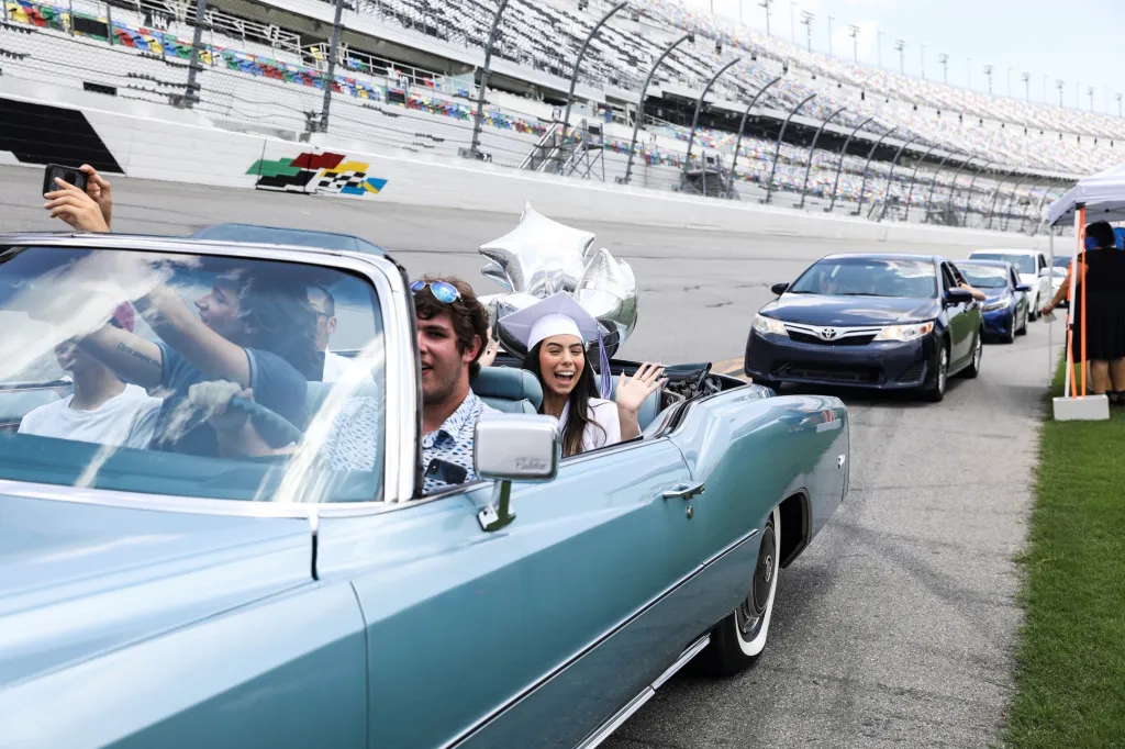 Pro studenty Matanzas High School na Floridě připravilo vedení školy netradiční způsob předávání diplomů. Důvodem je uzavření školy v souvislosti s možnou nákazou covidem-19