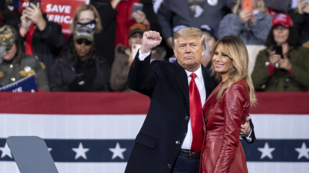 Donald Trump s manželkou Melanií na mítinku v Georgii