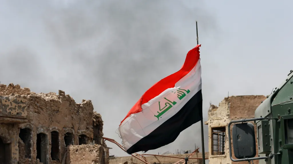Irácká vlajka v dobyté části Mosulu