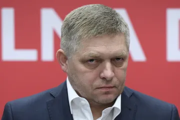 Fico čelí rebelii ve vedení Smeru. Musí odejít, jestli nechce stranu zničit, řekl Pellegrini