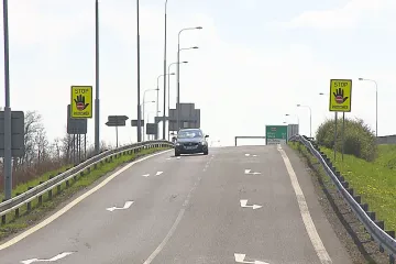 Na nájezdech přibývá speciální značení, které upozorňuje řidiče na protisměr. Žluté značky a sloupky