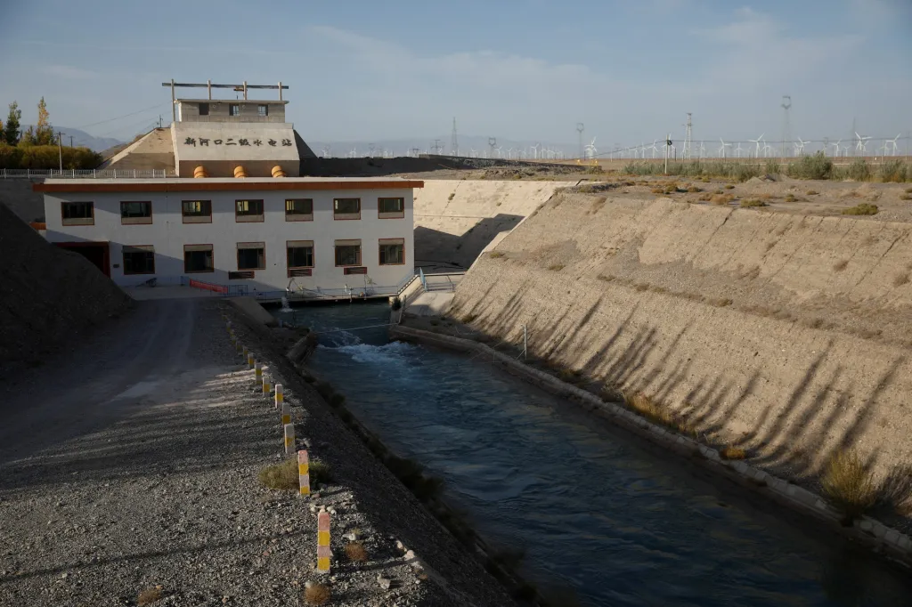 Číňané reagují na problémy s vodou stavbou nádrží. Jde ale spíše o marnou snahu, jelikož nedostek vody pro oblast pod horami bude doslova devastující. Na snímku je elektrárna na řece Changma