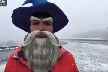 Vedle sněhu nával instafiltrů. Reportér při vstupu omylem vysílal humornou aplikaci