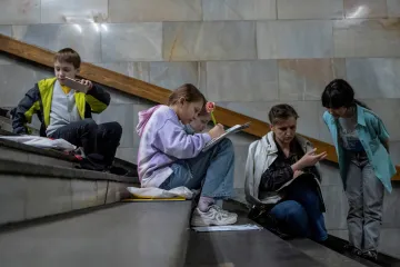 Rusko jim „krade dětství“. Ukrajinští školáci se učí i v krytech, přímo do lavic usedla jen polovina žáků