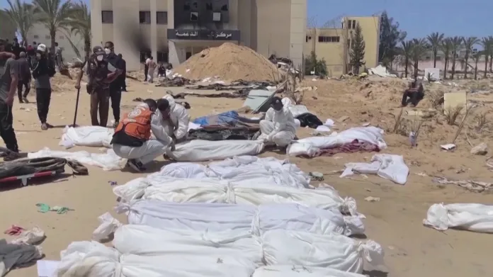 Exhumace masových hrobů v Gaze