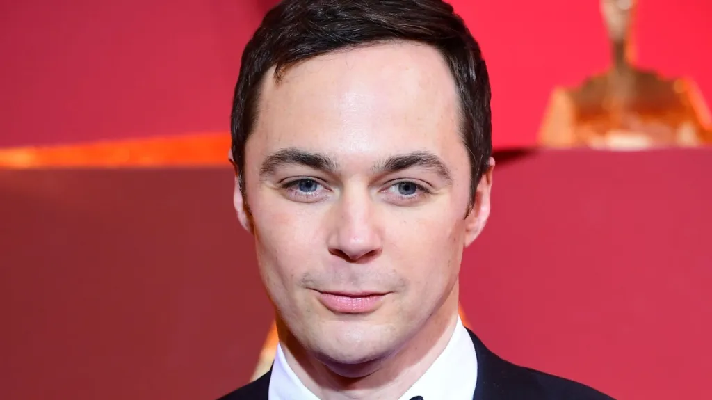 Sheldon Cooper, kterého hraje Jim Parsons, je v seriálu TBBT typický obsedantně kompulzivní poruchou