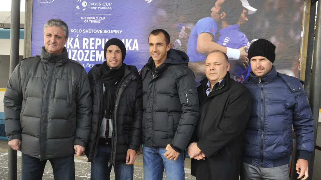 Tenisté a realizační tým v Ostravě na nádraží