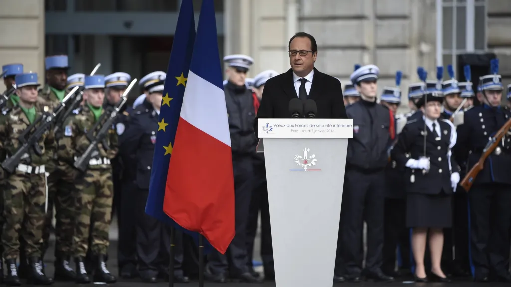 Francois Hollande během projevu na pařížské prefektuře