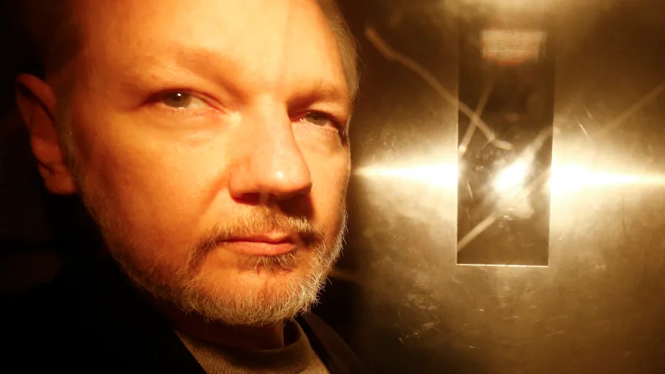 Assange odchází ve středu od soudu, který ho potrestal za porušení podmínek kauce