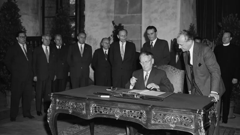 Prezident republiky a první tajemník ÚV KSČ Antonín Novotný podepisuje novou ústavu ČSSR