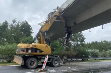 Po nehodě bagru byla na dvě a půl hodiny uzavřena část D11 v obou směrech 