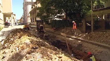 Dělníci rekonstruují ulici v centru Liberce