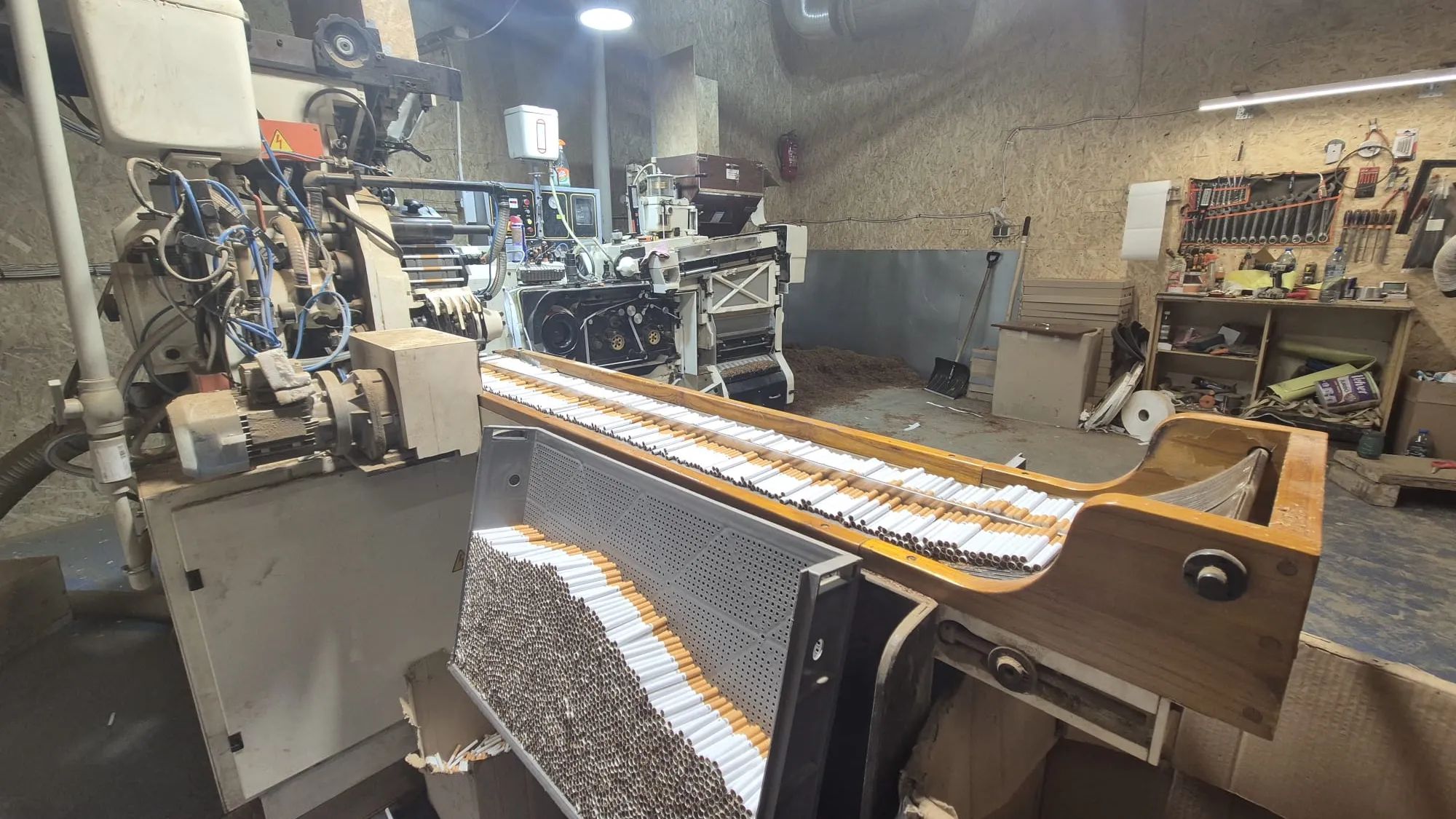 32 tun tabáku a 15 milionů cigaret. Celníci odhalili výrobnu