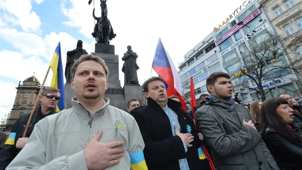 Ukrajinci i Češi přišli na Václavské náměstí podpořit Ukrajinu