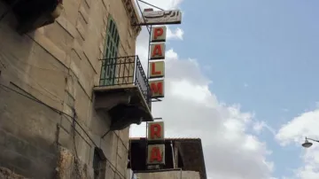 Zašlá sláva libanonského hotelu na pozadí války