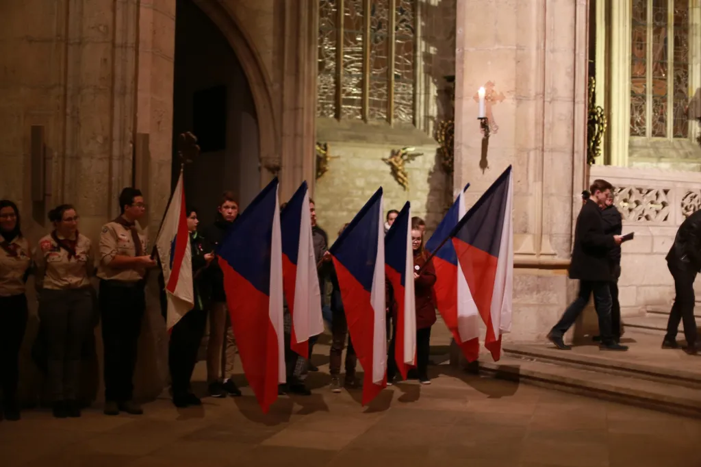 Chrám sv. Barbory - slovo arciděkana Jana Uhlíře, studentský pěvecký sbor Gaudeamus zazpíval Modlitbu pro Martu, svatováclavský chorál a českou státní hymnu