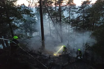 V Českém Švýcarsku vzplál les, hasiči vyhlásili druhý stupeň poplachu