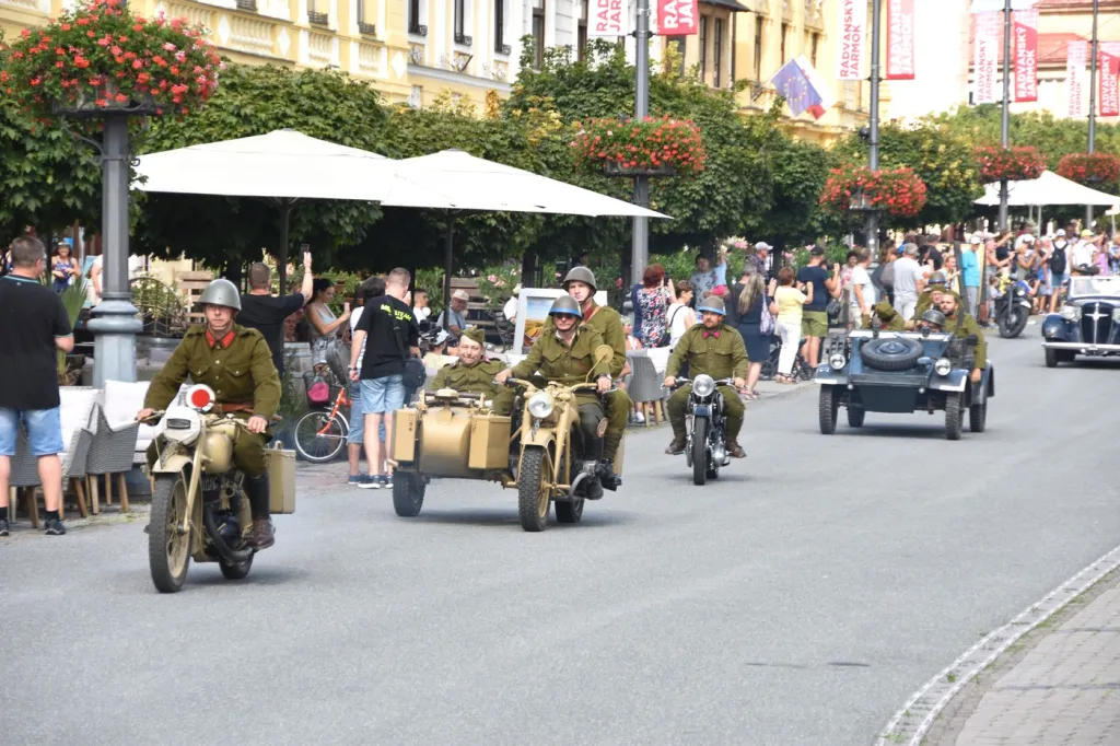 Historická vozidla v ulicích Banské Bystrice