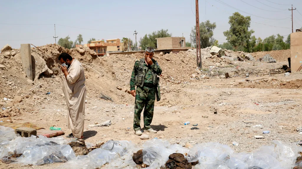 Ostatky nalezené v masových hrobech v Iráku