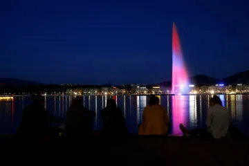 Světové památky se rozsvítily v britských barvách, některé se ponořily do tmy