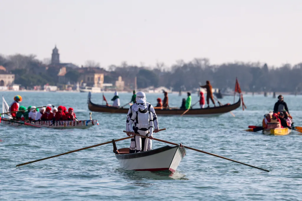 Zahájení letošního Benátského festivalu se zúčastnili i stormtroopeři z Hvězdných válek