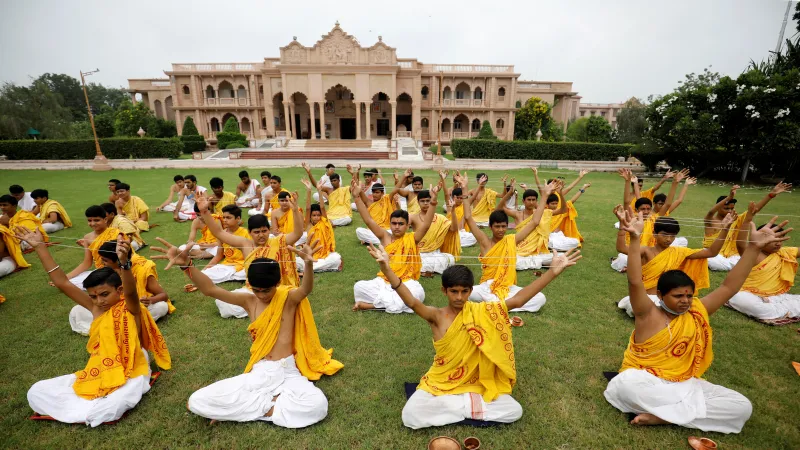 Chlapci z vyšších kast v Indii se účastní posvátného obřadu