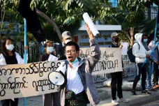 V Myanmaru se konal první otevřený protest proti převratu. Junta zakázala Facebook