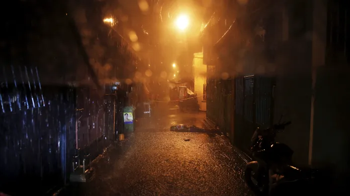 Úzká ulička za deštivého večera ve filipínské Manile krátce po vraždě muže podezřelého z drogových obchodů