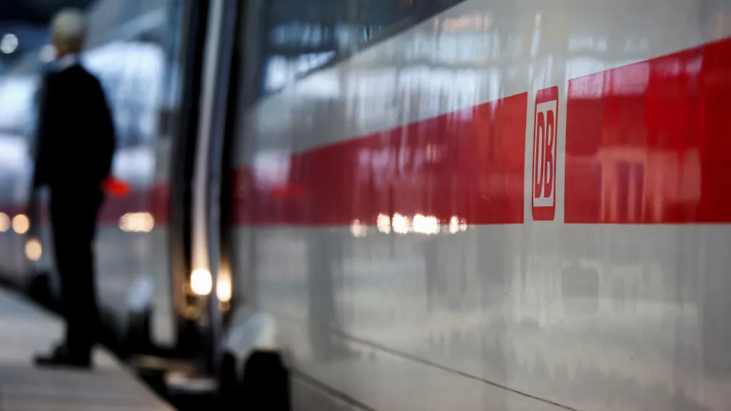 Vlak společnosti Deutsche Bahn na nástupišti