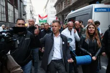 Tisíce lidí protestovaly v Budapešti proti Orbánovi. Vedl je Péter Magyar