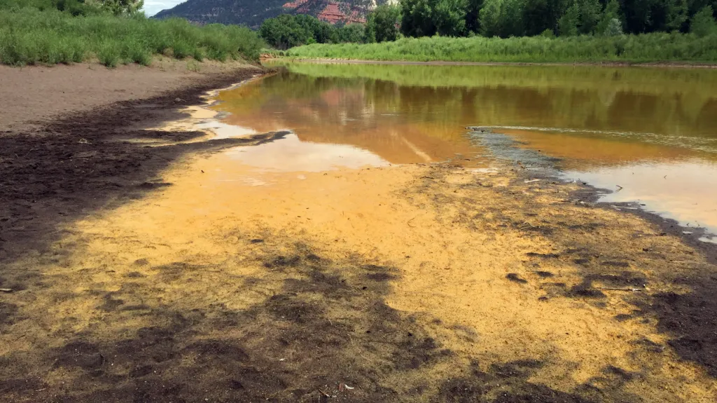 Znečištěná řeka Animas v Coloradu