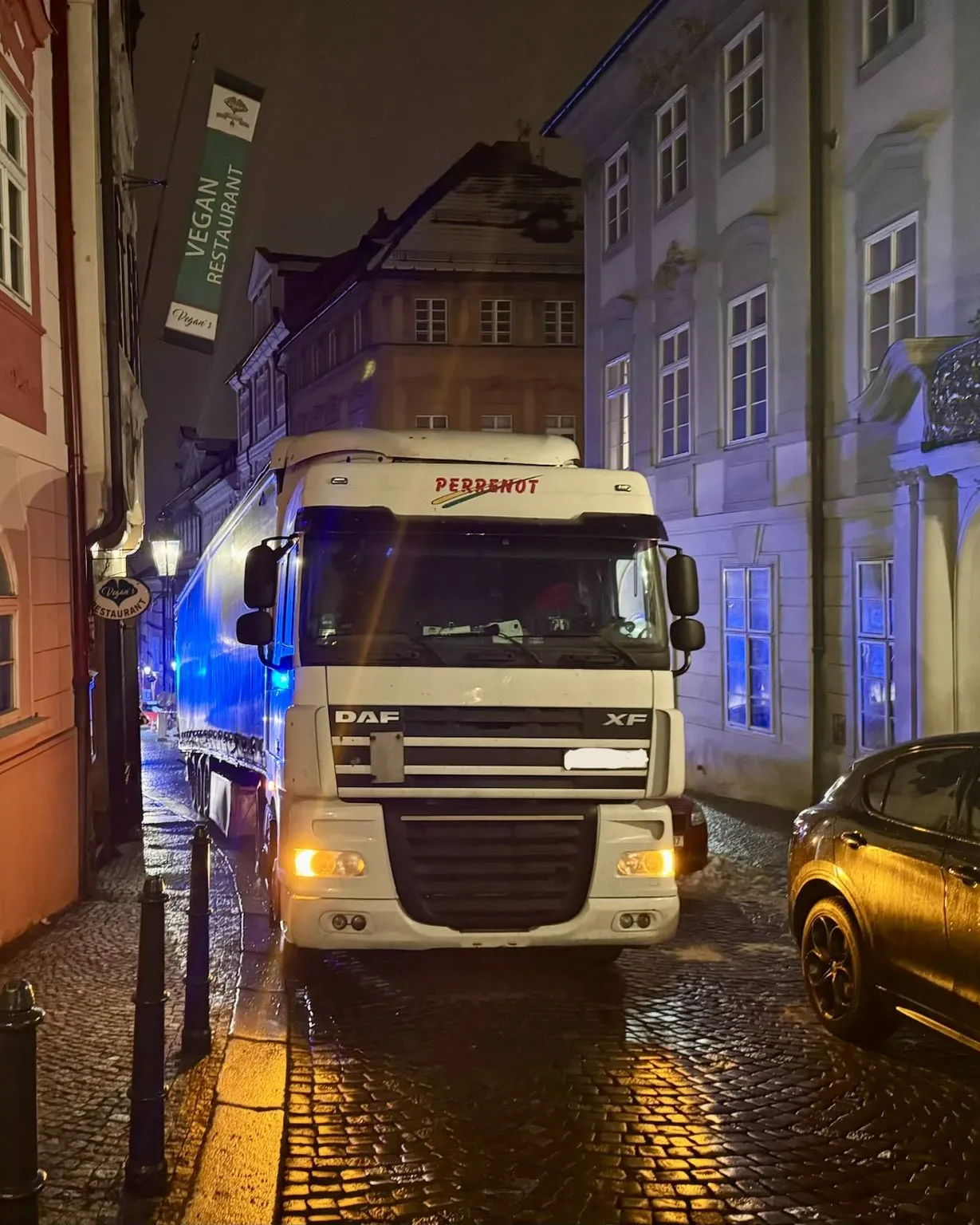 S vyproštěním uvázlého kamionu v centru Prahy pomáhali hasiči i policisté