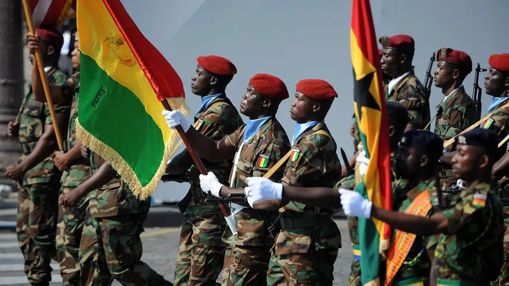 Malijští vojáci na přehlídce v Paříži