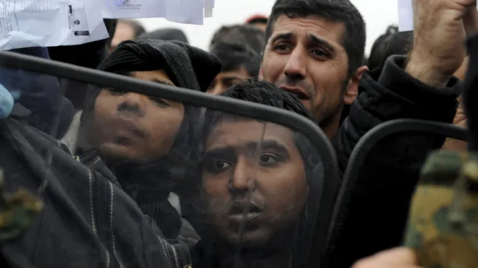 Uprchlíci se snaží překonat řecko-makedonskou hranici
