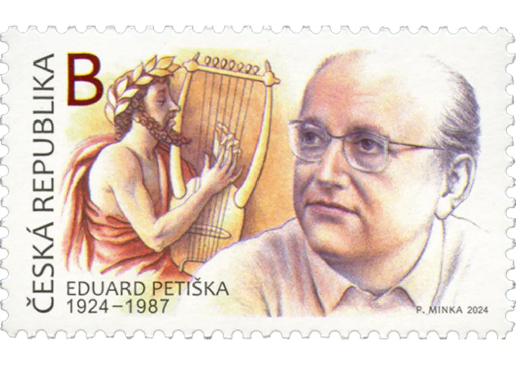 Motiv na známce se spisovatelem Eduardem Petiškou odkazuje na jeho nejpopulárnější knihu Staré řecké báje a pověsti. Autor emise Petr Minka zachytil literáta, jak naslouchá starořeckému básníkovi a pěvci Homérovi. Vavřínový věnec je symbolem poety a lyra vyrobená ze želvího krunýře a zvířecích rohů se počítá k nejstarším hudebním nástrojům. Známka vyšla v roce 2024