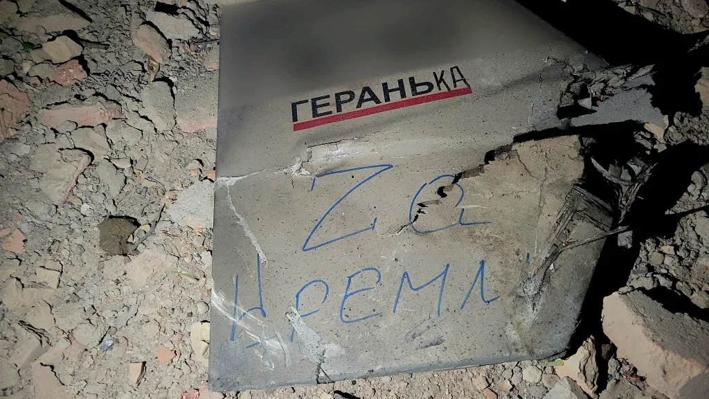 Část dronu Geran/Šáhed s nápisem „Za Kreml,“ který byl sestřelen během ruského útoku na Oděsu (květen 2023)