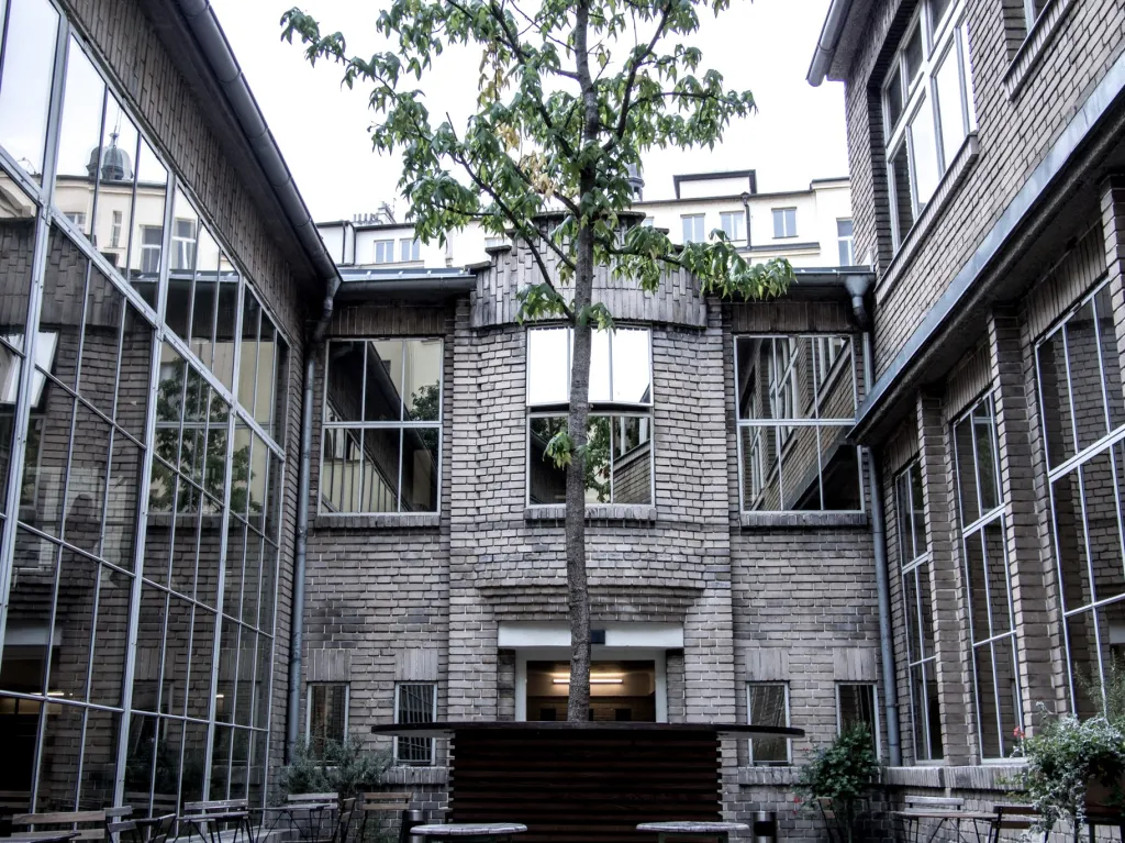 Secesní dům prošel celkovou rekonstrukcí v roce 1995 a v roce 2018 došlo k úpravě interiérů. Jde o místo, kterým prošla „kulturní“ historie. Na zdejších terasách diskutovali například Max Švabinský, Jan Štursa nebo Jan Kotěra