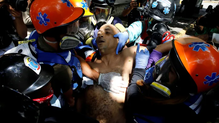 Záchranáři pomáhají zraněnému během generální stávky